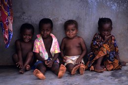 Archipel-des-Comores;-Enfants;-France;-Groupe;-Kaleidos;-Kaleidos-images;-La-parole-à-limage;-Laurent-Abad;-Mayotte;-Mur;-Océan-Indien;-Portrait;-Sourire;-Stories-Pictures;-Vie-quotidienne